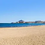 Luxury Beachfront Penthouse דירה