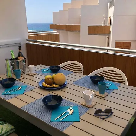 Luxury Beachfront Penthouse شقة *