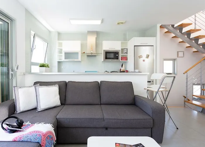 Luxury Beachfront Penthouse Apartment *